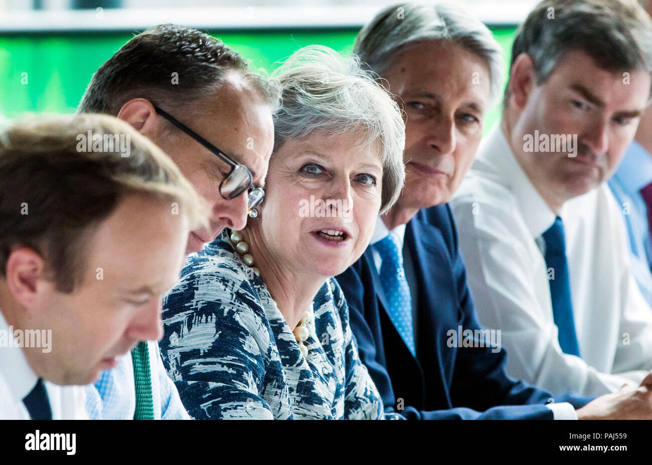 Premier ministre Theresa peut parle lors d'une réunion du cabinet à Sage Gateshead, Tyne et Wear. Banque D'Images