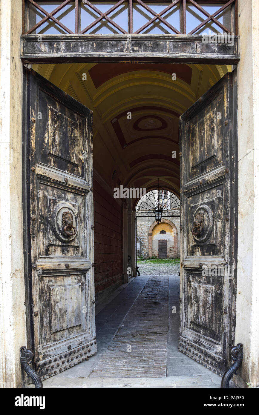 Vieille porte qui s'ouvre sur la cour d'un ancien palais italien Banque D'Images