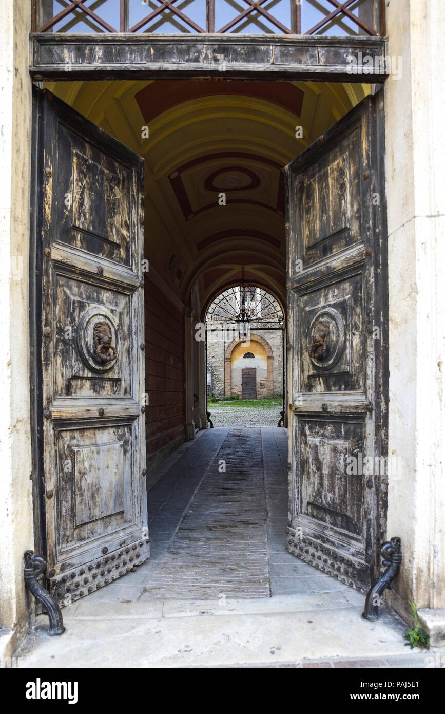 Vieille porte qui s'ouvre sur la cour d'un ancien palais italien Banque D'Images