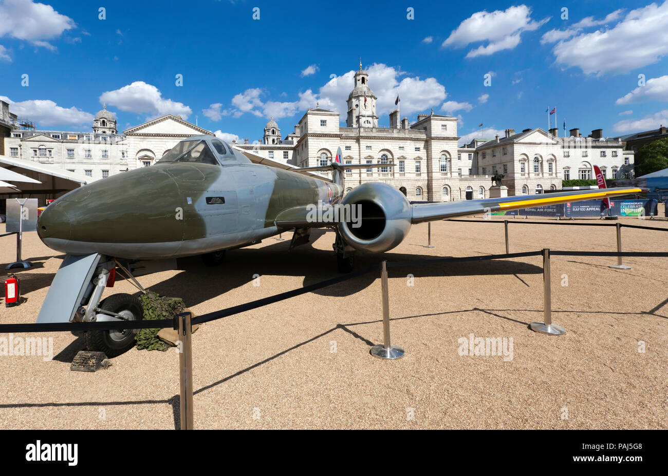 Vue d'un un Gloster Meteor F4, une partie de la RAF Les célébrations du centenaire, à Horse Guards Parade, Londres Banque D'Images