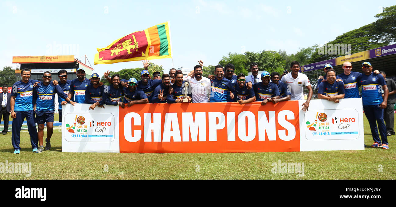 Le Sri Lanka. 23 juillet, 2018. L'équipe sri-lankaise qui pose pour photo de groupe après avoir battu l'équipe d'Afrique du Sud deux à zéro la série d'essai au cours de la quatrième journée du 2e test match de deux séries test-match entre le Sri Lanka et l'Afrique du Sud, le 23 juillet 2018, à l'Sinhalese Sports Club Sol (SSC) à Colombo, Sri Lanka. Credit : Pradeep Dambarage/Pacific Press/Alamy Live News Banque D'Images