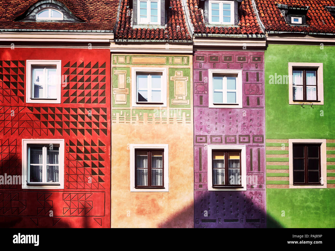 Vieille ville de la ville de Poznan façades colorées au lever du soleil, harmonisation des couleurs appliquées, en Pologne. Banque D'Images