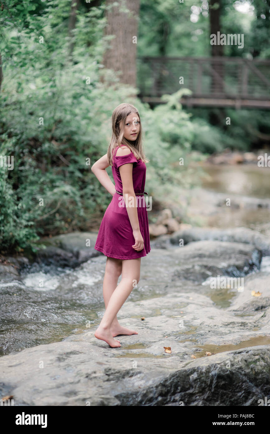 Pre teen girl outdoors Banque D'Images