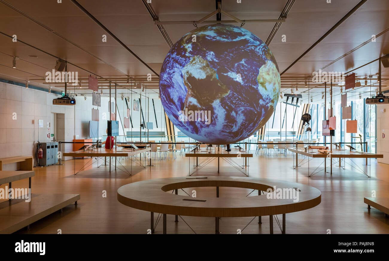La SCIENCE SUR UNE SPHÈRE - globe terrestre, connecté à la NOAA . Musée des Sciences de Trento (MUSE), Italie. Banque D'Images