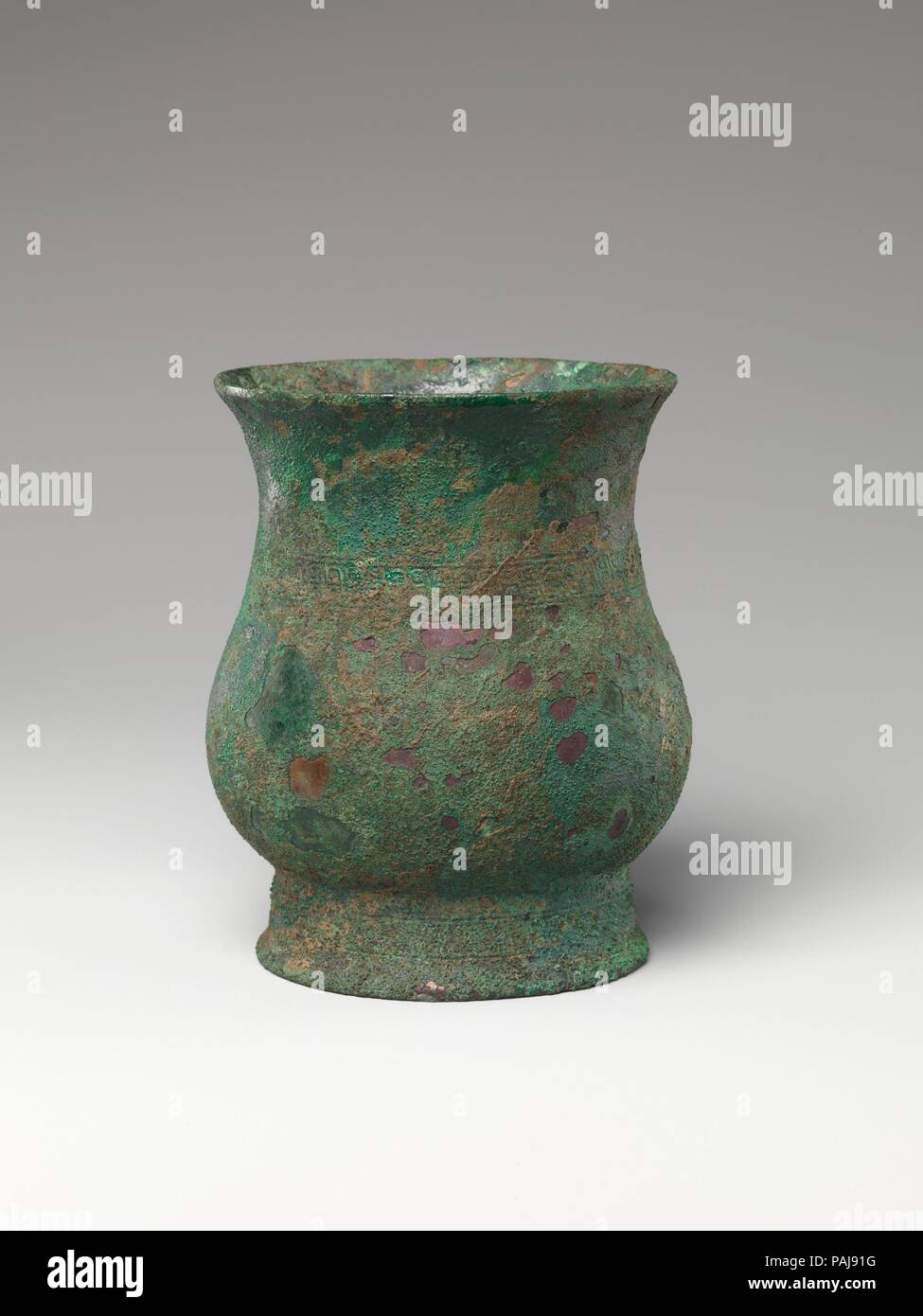 Coupe de vin. Culture : la Chine. Dimensions : H. 4 5/8 in. (11,7 cm) ; Diam. 4 in. (10,2 cm) ; Diam. de la jante 3 3/4 in. (9,5 cm) ; Diam. de 3 1/4 in. (8,3 cm). Musée : Metropolitan Museum of Art, New York, USA. Banque D'Images