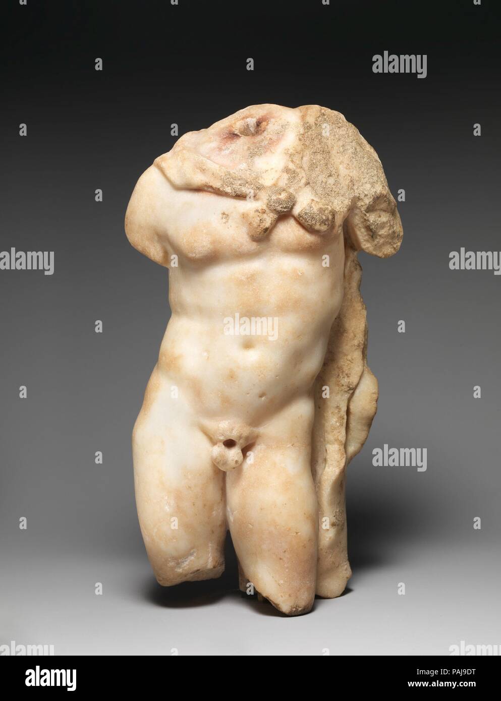 Statue en marbre d'Herakles. Culture : Roman. Dimensions : H. 11 in. (28 cm). Date : 1er siècle de notre ère. Dit d'être de la Grèce Cette petite statue, identifiés comme Héraclès par la peau du lion nouée autour de ses épaules, était probablement installé dans un jardin de la villa. Musée : Metropolitan Museum of Art, New York, USA. Banque D'Images