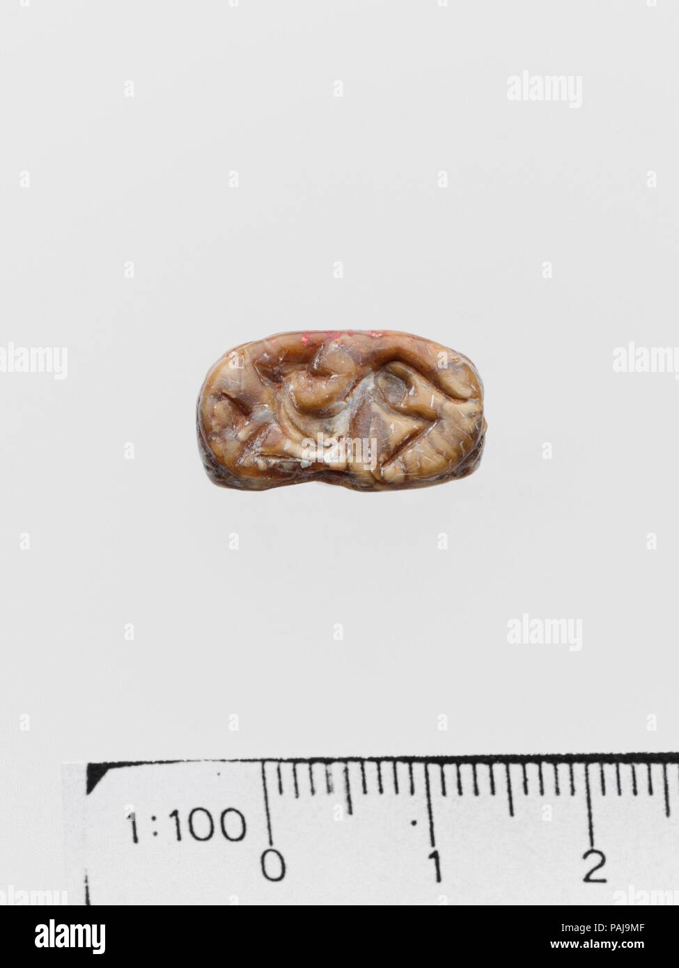 Prisme triangulaire de stéatite. Culture : Minoan. Dimensions : L. 1,75 cm ; W. de chaque côté à 1 cm. Date : ca. 1900-1750 av. J.-C.. Bucranium ; hound ; quatre cuves de stockage suspendu à une perche ; objet crantée ci-dessus. Musée : Metropolitan Museum of Art, New York, USA. Banque D'Images