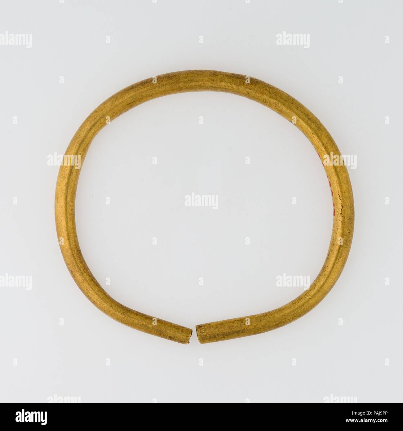 Earring Hoop. Dimensions : H. 4,7 cm (1 7/8 in.) ; W. 5,1 cm (2 in.) ; Th. 0,4 cm (1/8 po.). Dynastie DYNASTIE : 15. Date : ca. 1648-1540 av. J.-C.. Musée : Metropolitan Museum of Art, New York, USA. Banque D'Images