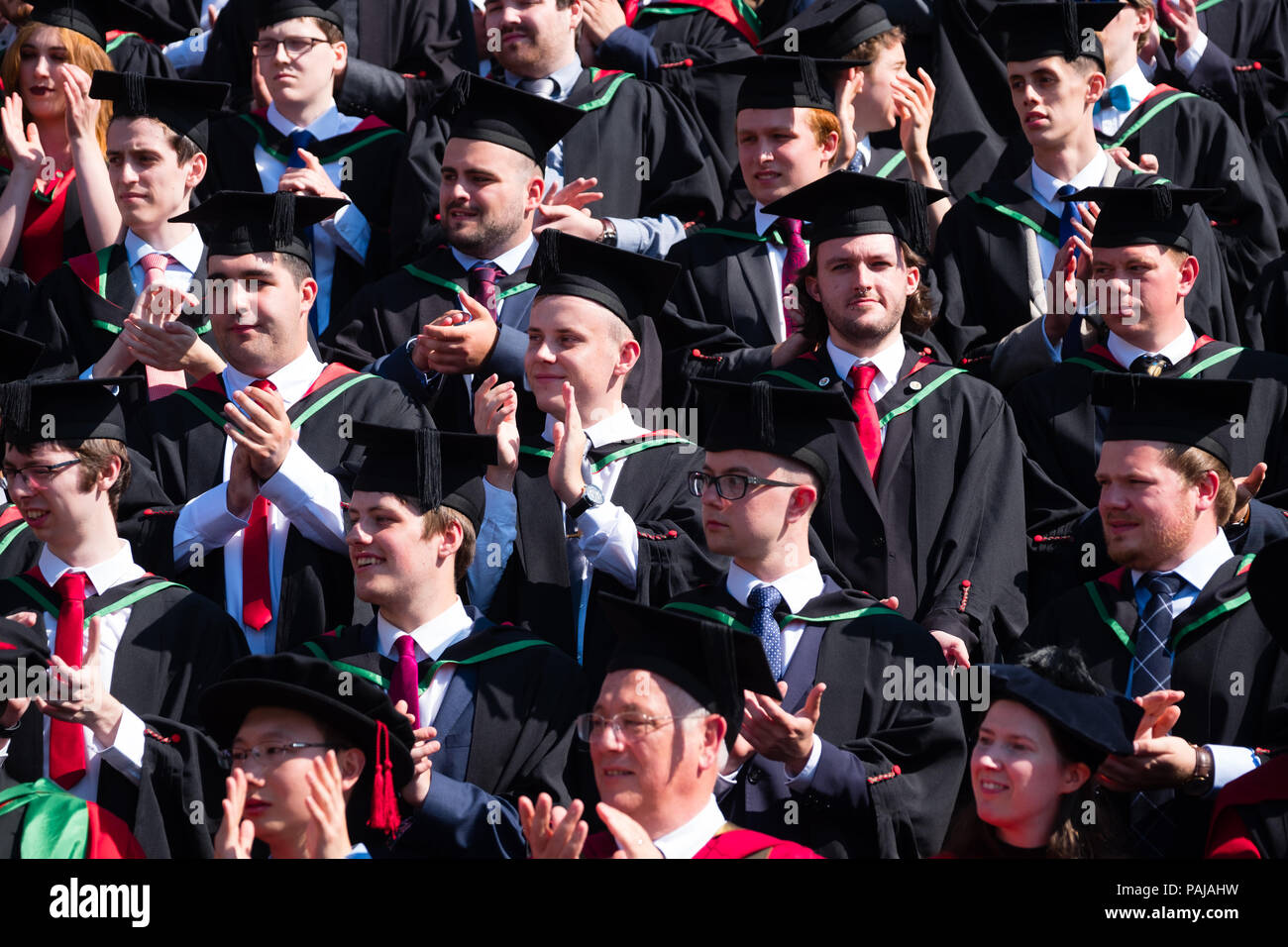 L'enseignement supérieur au Royaume-Uni : les finissants d'université d'Aberystwyth, à leurs conseils et le mortier traditionnel robes académiques noir, posant pour la photo de groupe traditionnelle. Juillet 2018 Banque D'Images