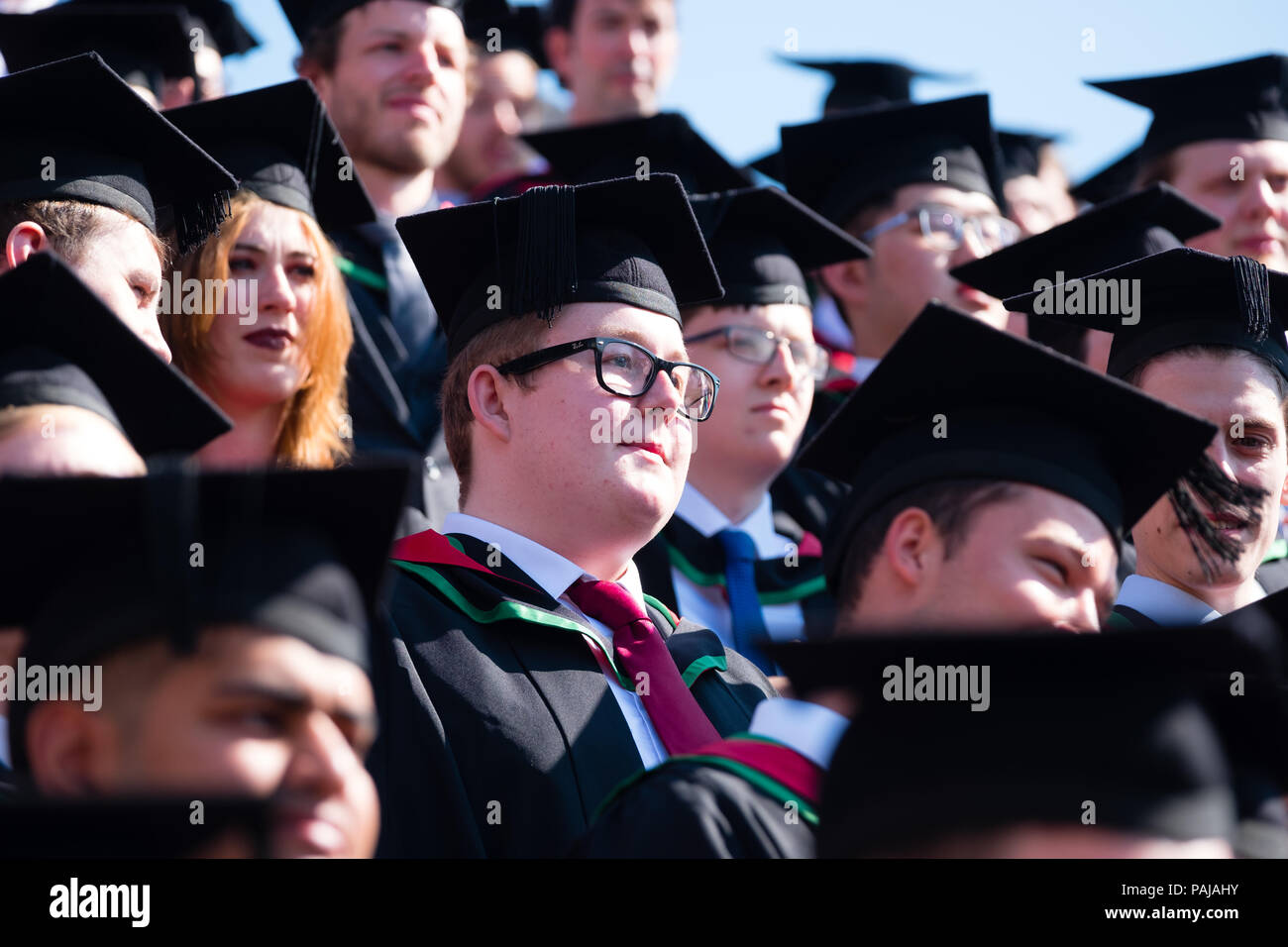 L'enseignement supérieur au Royaume-Uni : les finissants d'université d'Aberystwyth, à leurs conseils et le mortier traditionnel robes académiques noir, posant pour la photo de groupe traditionnelle. Juillet 2018 Banque D'Images