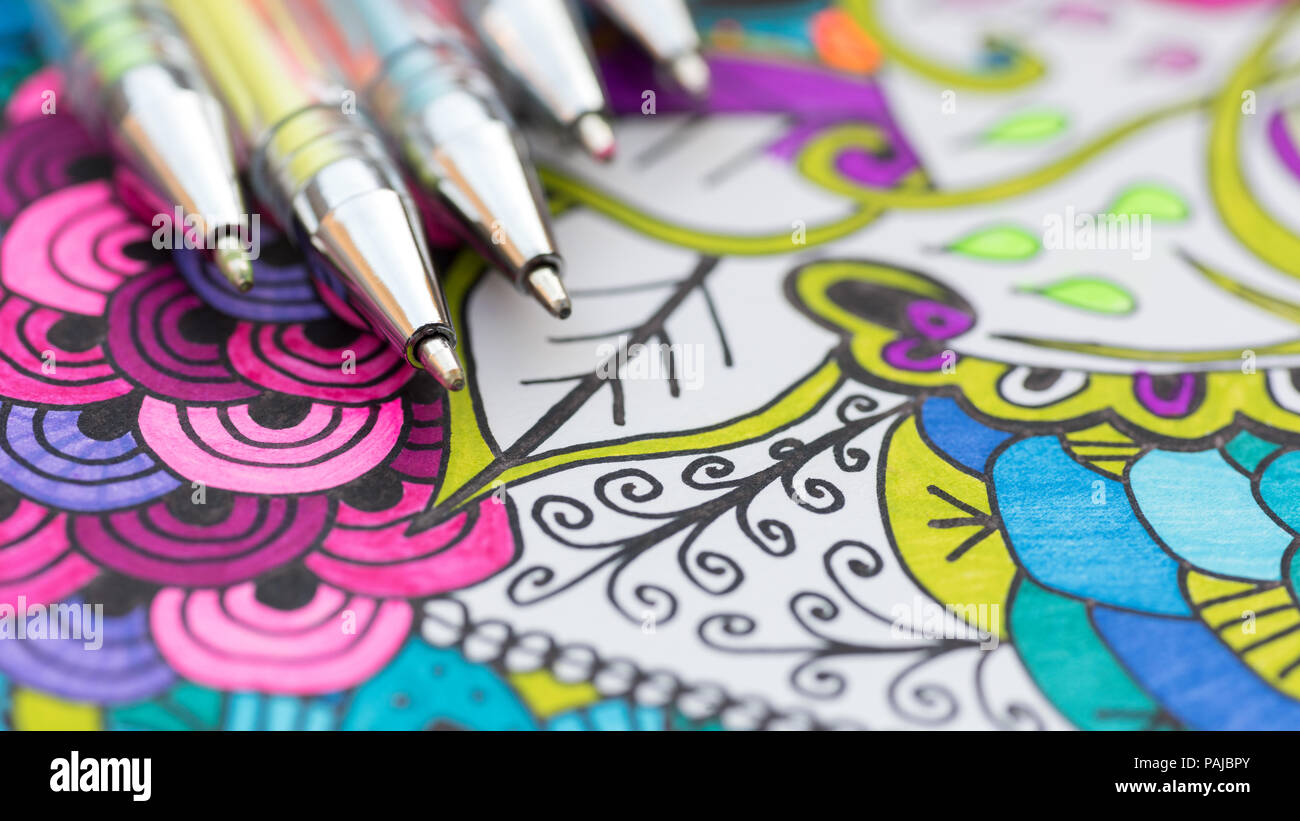 Livre de coloriage adultes, nouvelle tendance du stress. L'art-thérapie, de la santé mentale, la créativité et l'attention concept. Des profils coloriage avec des couleurs pastel Banque D'Images