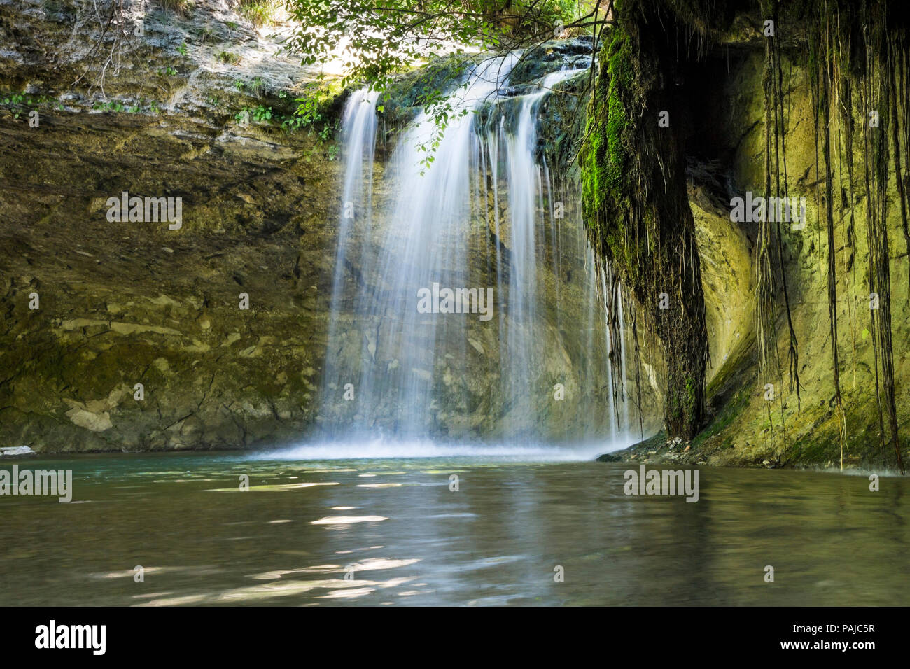 Le Gour Bleu cascade illuminée par le soleil d'été, cascades du Hérisson, Jura, France, Union européenne. Banque D'Images Le Gour Bleu cascade illuminée par le soleil d'été, cascades du Hérisson, Jura, France, Union européenne. Banque D'Images