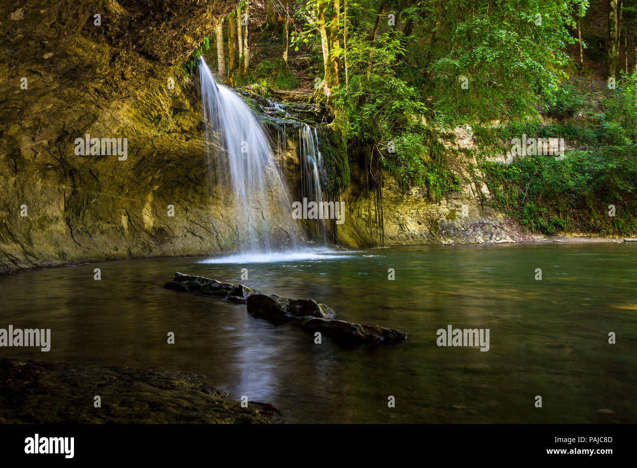 Le Gour Bleu cascade illuminée par le soleil d'été, cascades du Hérisson, Jura, France, Union européenne. Banque D'Images Le Gour Bleu cascade illuminée par le soleil d'été, cascades du Hérisson, Jura, France, Union européenne. Banque D'Images