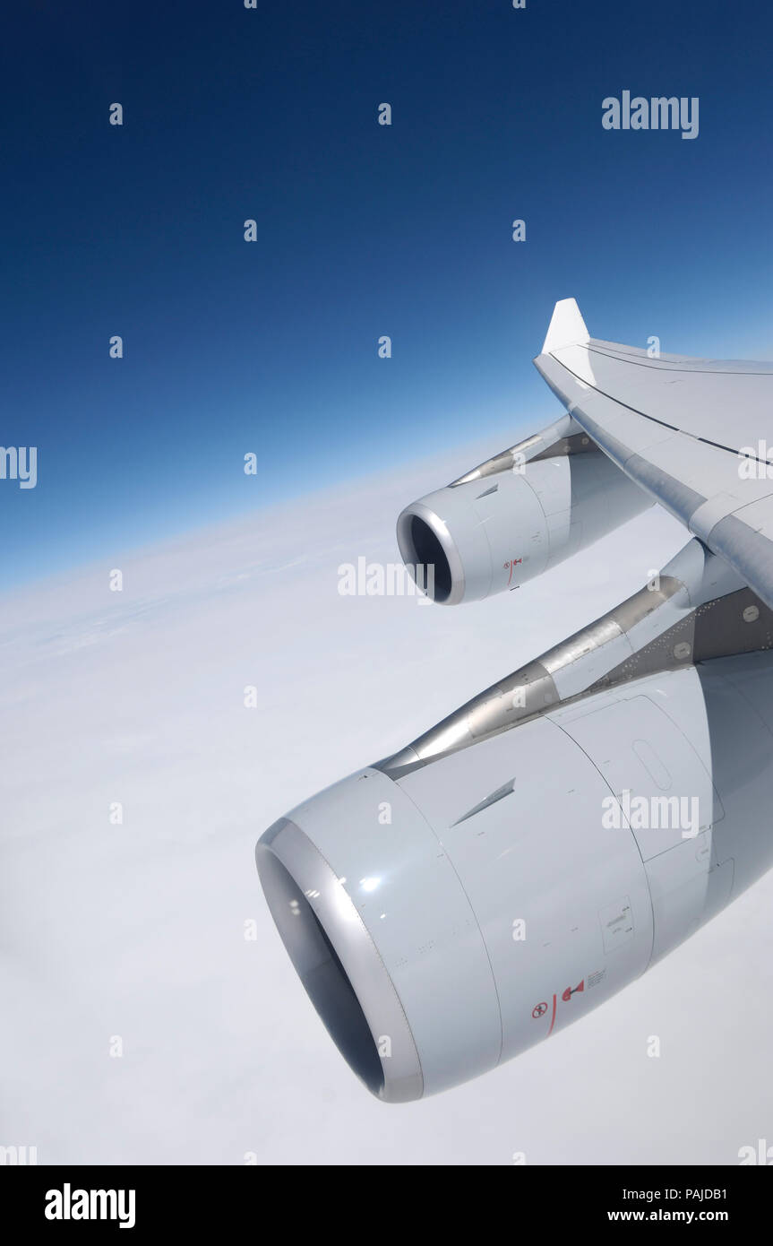 CFM56-5C2 capots moteurs de l'Airbus A340-300 de la Lufthansa sur vol numéro du vol LH737 NGO-FRA Banque D'Images