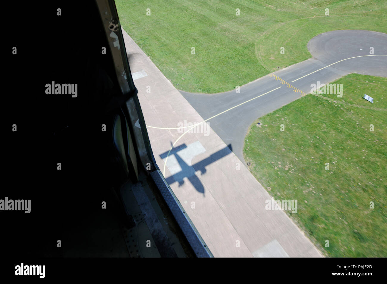 Britten-Norman BN de fenêtre-2A le décollage de la piste 12 à l'ombre sur la piste Banque D'Images