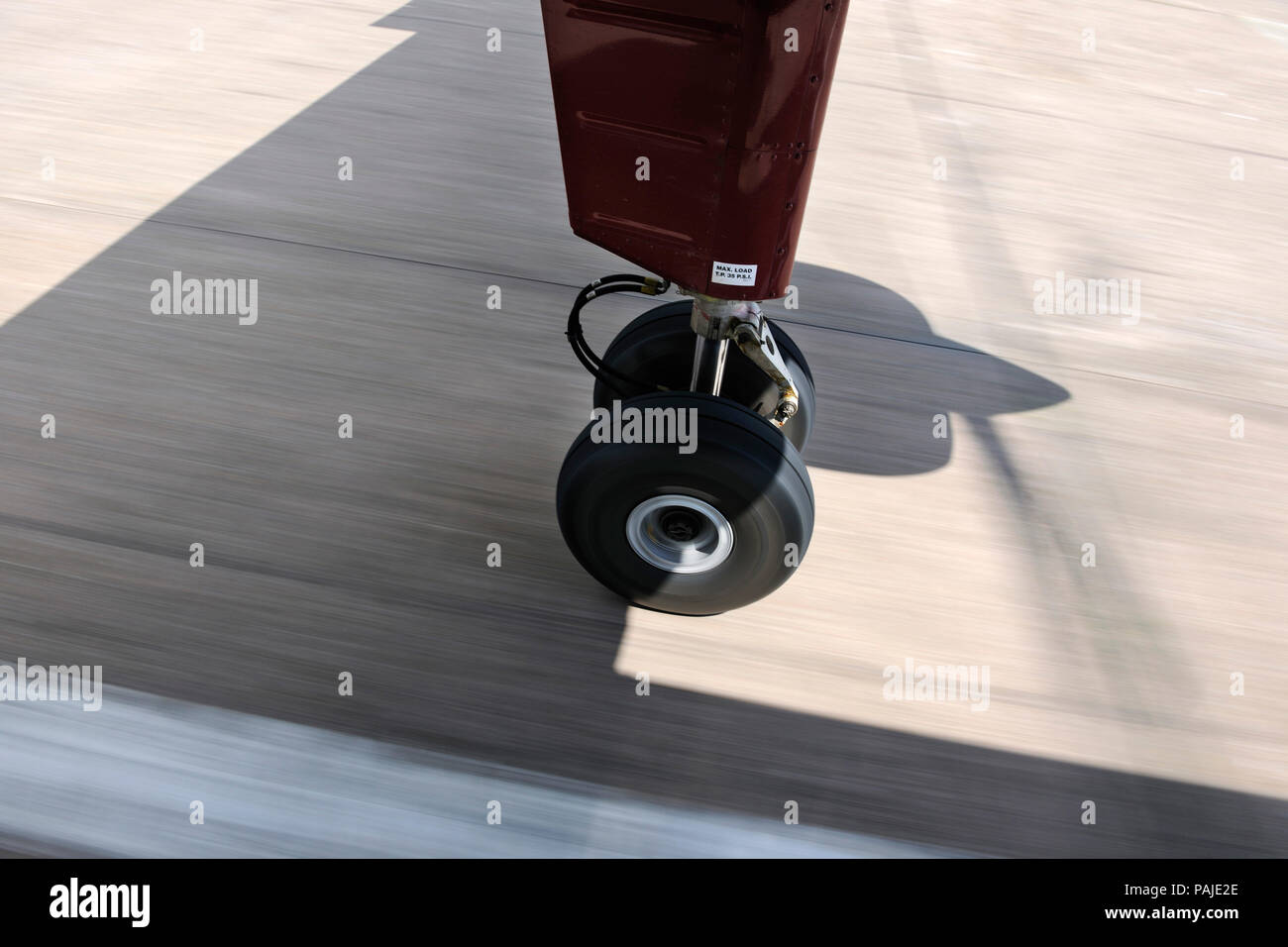 Mainwheel et l'ombre d'aile de Britten Norman Islander BN-2A-21 sur la piste Banque D'Images