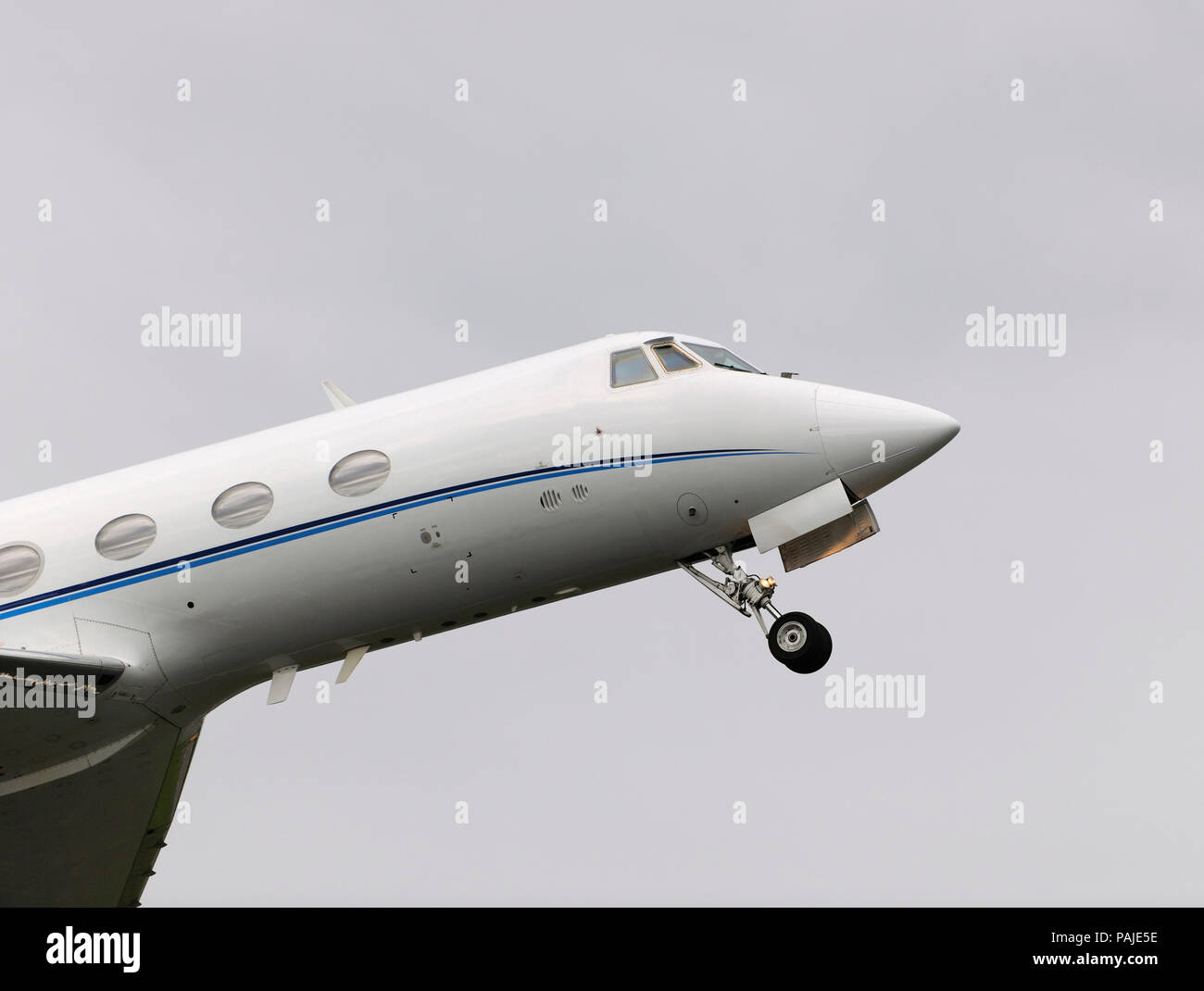 Nez de Grumman Gulfstream G-1159 2 / II escalade après le décollage avec rétraction du train roulant Banque D'Images