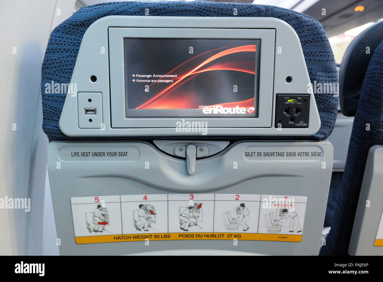IFE écran dans le dossier du siège en classe économique d'urgence avec siège cabine-instructions sur un Boeing 767-300ER d'Air Canada sur le numéro de vol AC852 YYC-LHR Banque D'Images IFE écran dans le dossier du siège en classe économique d'urgence avec siège cabine-instructions sur un Boeing 767-300ER d'Air Canada sur le numéro de vol AC852 YYC-LHR Banque D'Images