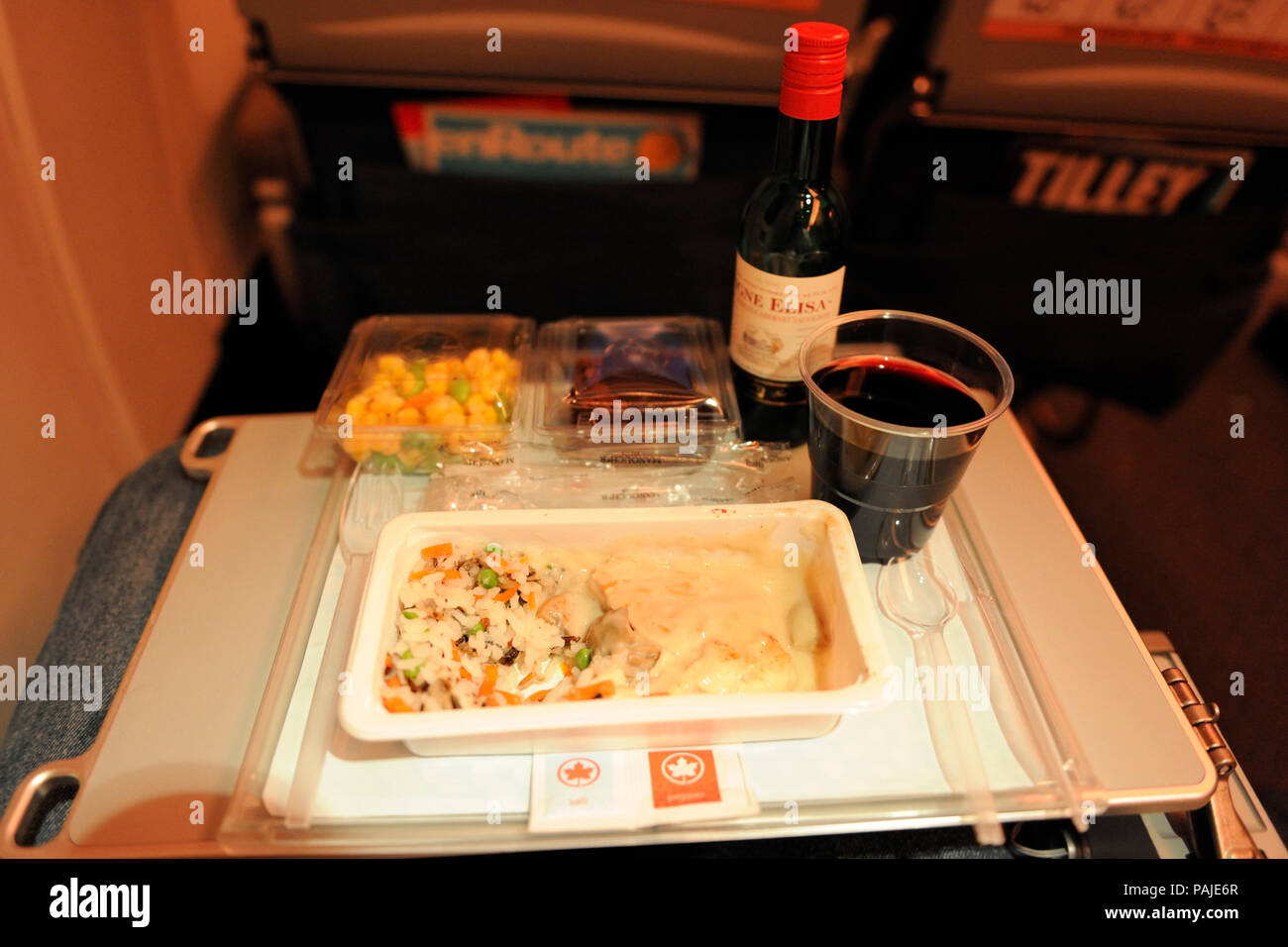 Dîner avec vin dans la cabine de classe économique de sièges d'un Boeing 767-300ER d'Air Canada sur le numéro de vol AC852 YYC-LHR Banque D'Images Dîner avec vin dans la cabine de classe économique de sièges d'un Boeing 767-300ER d'Air Canada sur le numéro de vol AC852 YYC-LHR Banque D'Images