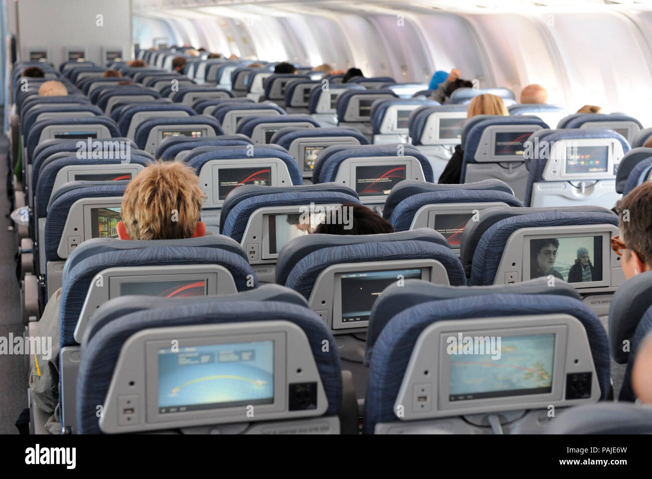 Les passagers assis dans la cabine de classe économique de sièges d'un Boeing 767-300ER d'Air Canada sur le numéro de vol AC852 YYC-LHR Banque D'Images Les passagers assis dans la cabine de classe économique de sièges d'un Boeing 767-300ER d'Air Canada sur le numéro de vol AC852 YYC-LHR Banque D'Images