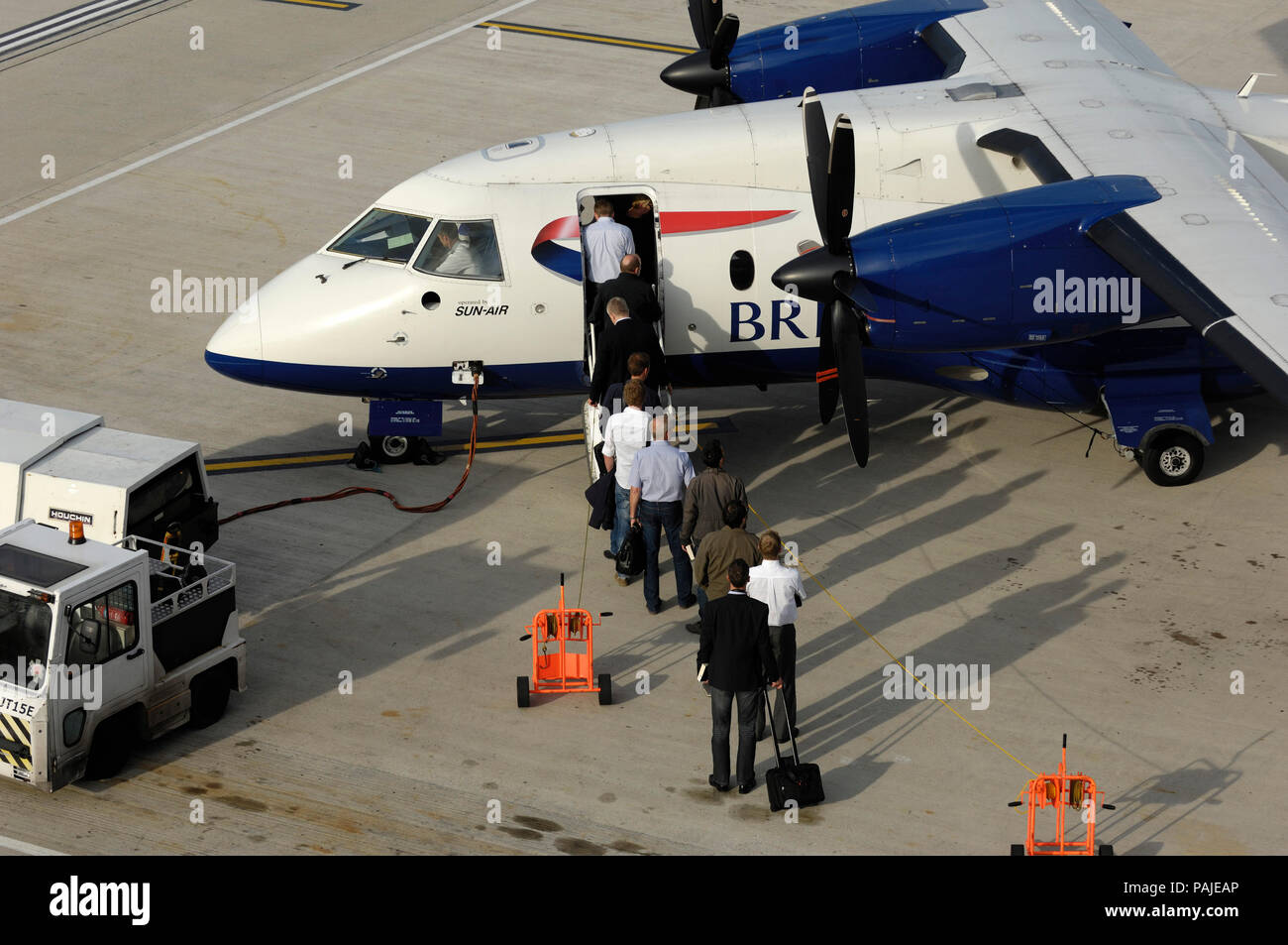 Les passagers ayant des bagages de l'embarquement d'un British Airways -  Sun Air Dornier Do-328-100 stationné à London City Photo Stock - Alamy