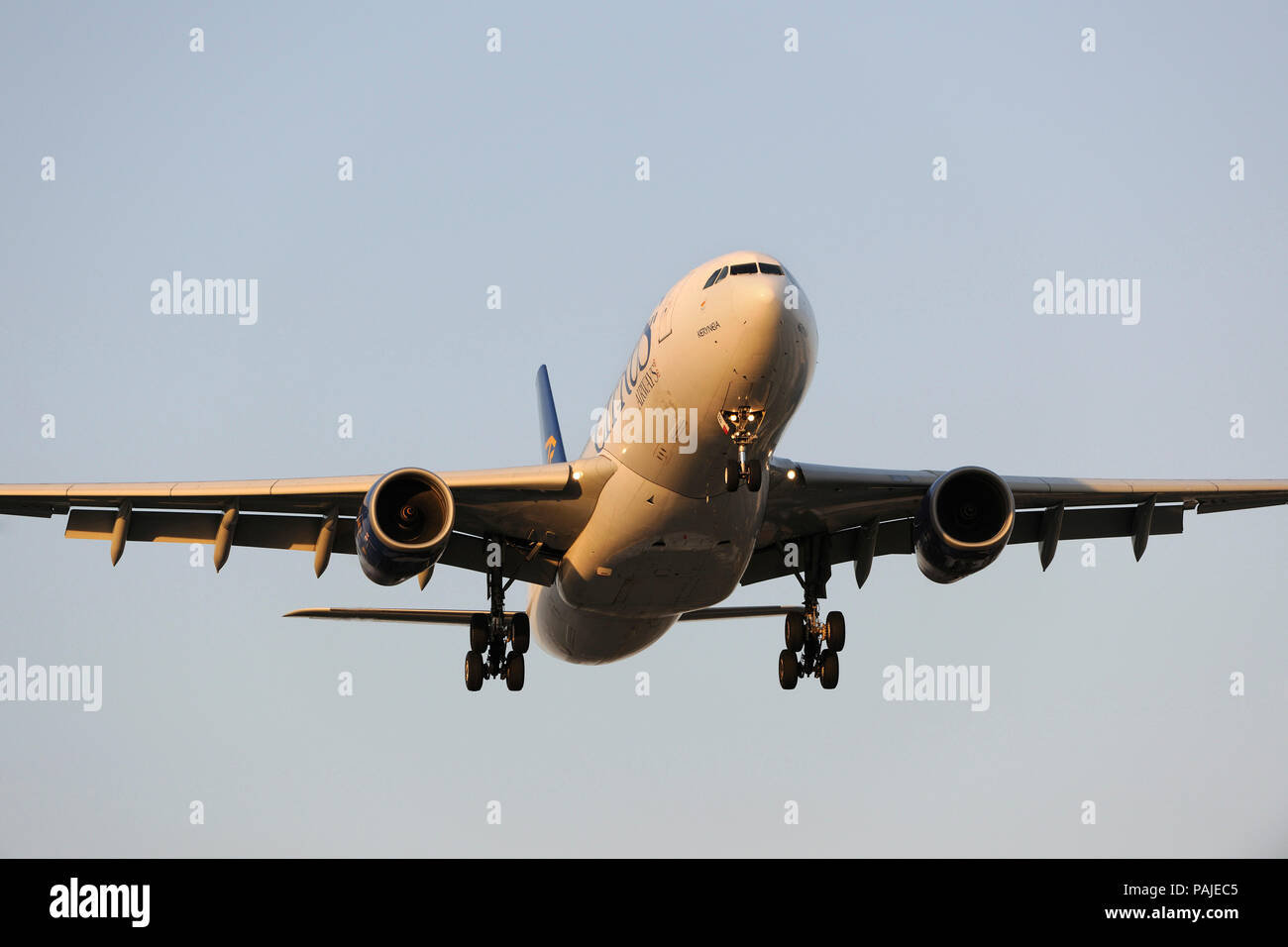 Cyprus Airways Airbus A330-200 sur l'approche finale à Heathrow Banque D'Images