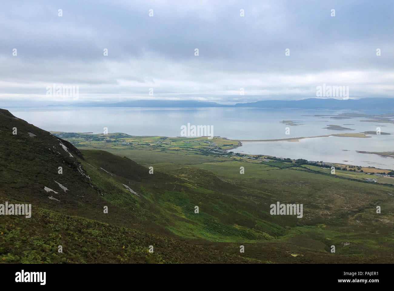 Vue depuis la montagne Croagh Patrick dans le comté de Mayo, Westport, côte ouest de l'Irlande, l'océan Atlantique. Incroyable vue panoramique sur la mer et les paysages de montagne avec des îles Banque D'Images