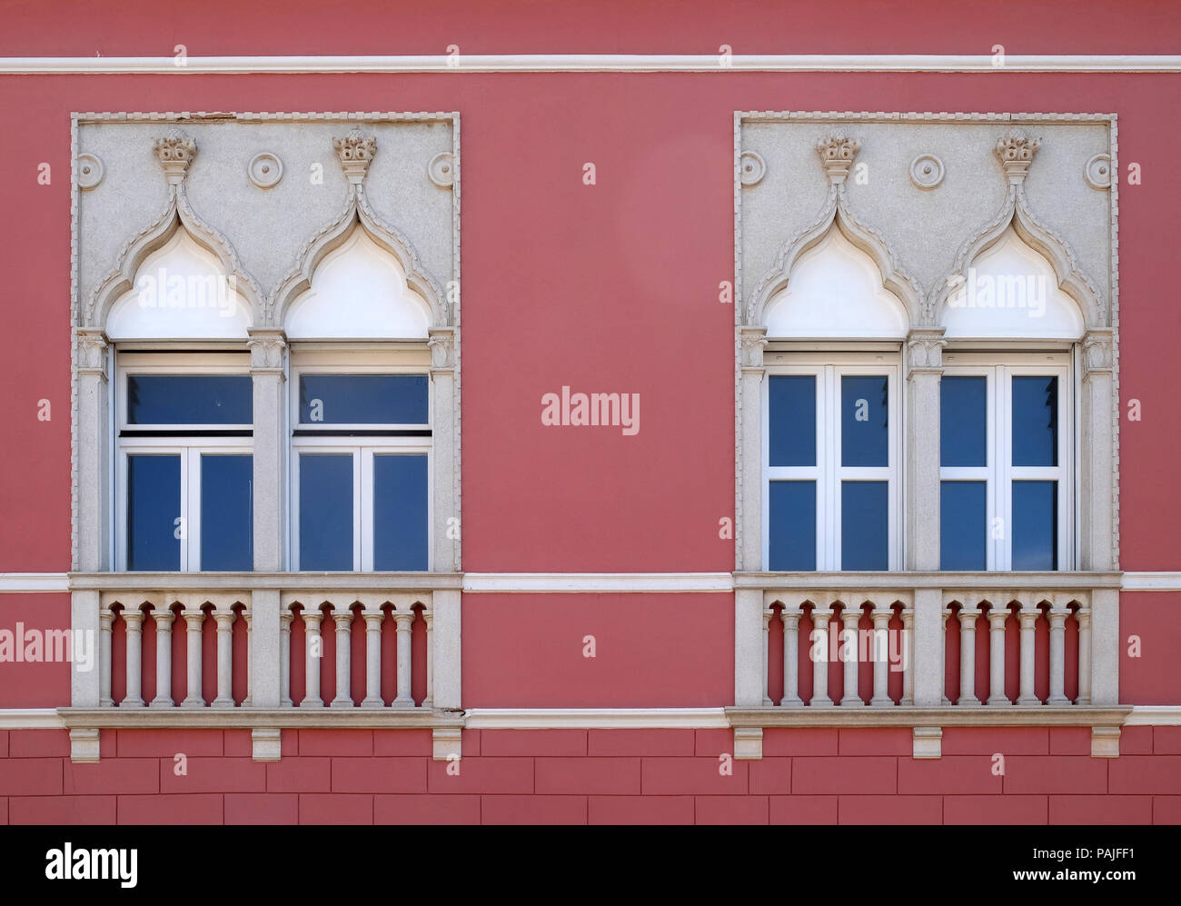 Venetian windows sur la maison historique à Novigrad, Croatie Banque D'Images