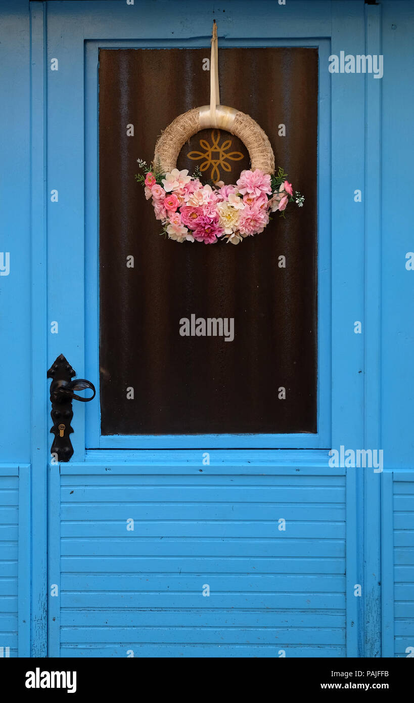 Porte d'accueil avec guirlande de fleurs à Novigrad, Croatie Banque D'Images