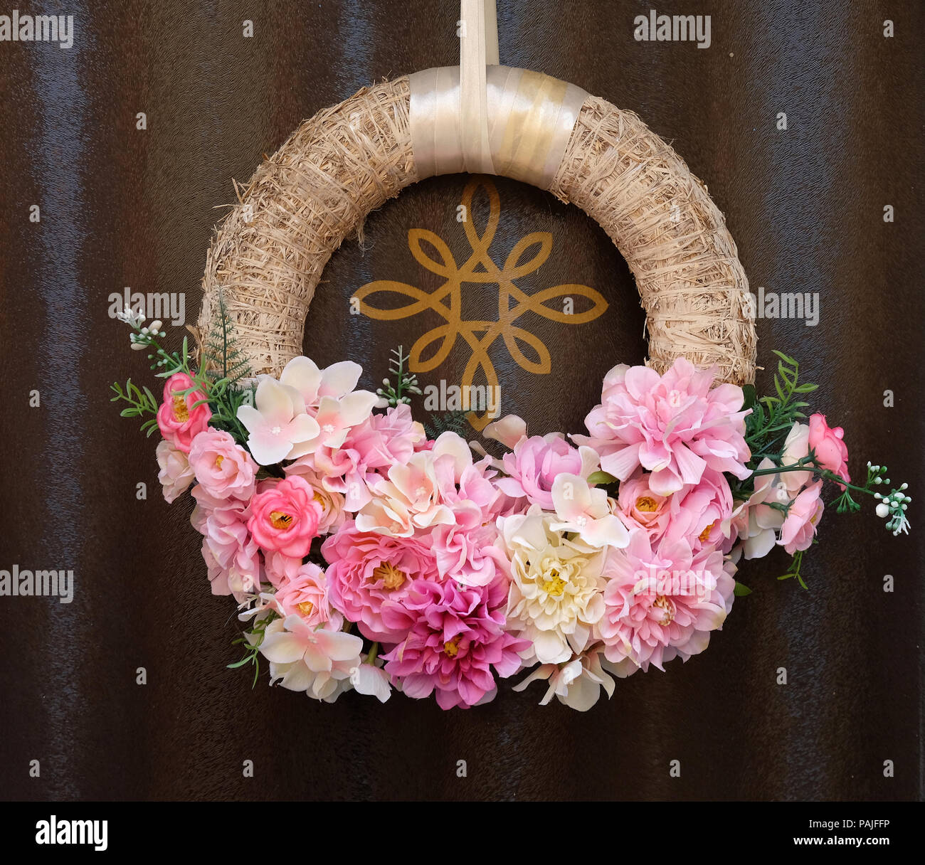 Porte d'accueil avec guirlande de fleurs à Novigrad, Croatie Banque D'Images