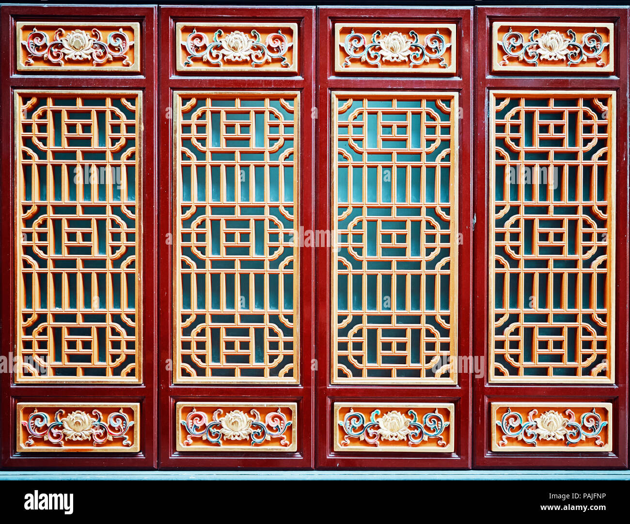 Rouge en bois chinois et porte d'or, harmonisation des couleurs appliquées. Banque D'Images