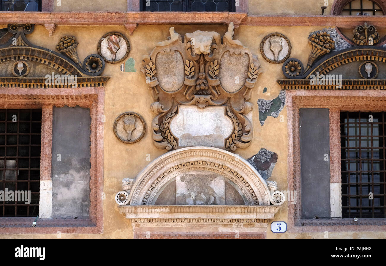 Bass relief sur le mur du Palazzo Ragione sur la Piazza dei Signori à Vérone, Italie Banque D'Images