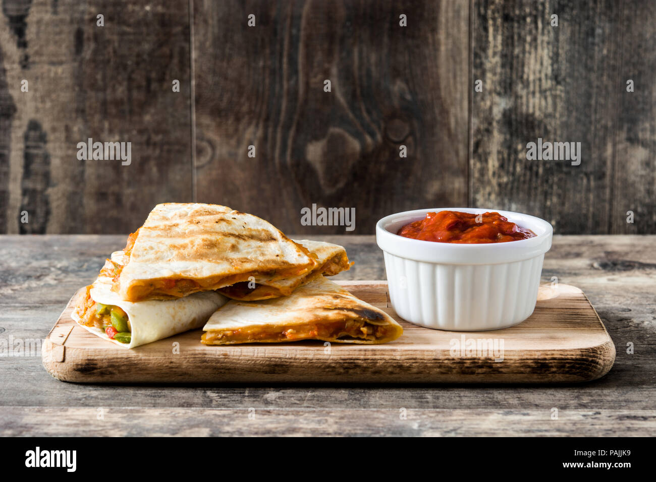 Mexican quesadilla au poulet, fromage et poivrons sur table en bois. Banque D'Images