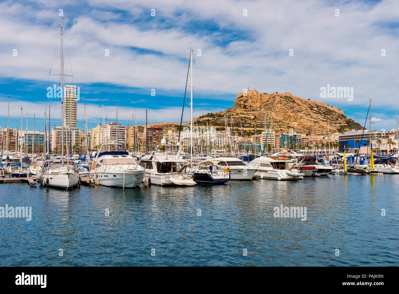 Marina et toits de Alicante, Costa Blanca, Espagne au printemps Banque D'Images