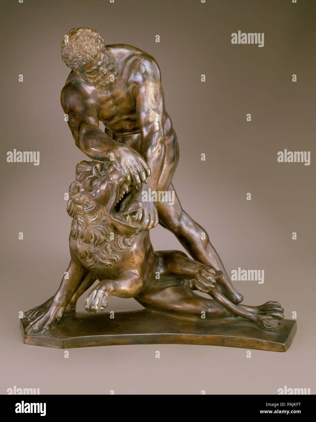 Hercule et le lion de Némée. Culture : peut-être en français. Dimensions : Hauteur : 9 5/8 po. (24,4 cm). Date : début du 17e siècle. La fin de la composition maniériste, provenant uniquement de la façon générique de groupes Hercules Giovanni Bologna, affiche les réseaux d'Interlocking formes triangulaires, résultant de l'Hercules' jambes étirée transversalement derrière le lion. La base, un arc segmentaire, est particulièrement curieux. La chasse est étroitement contrôlée, presque comme la gravure de médailles. La tête semble refléter les caractéristiques de l'Hercule Farnèse et ceux d'Henri IV, mais une facture Française est offert ici seulement pr Banque D'Images