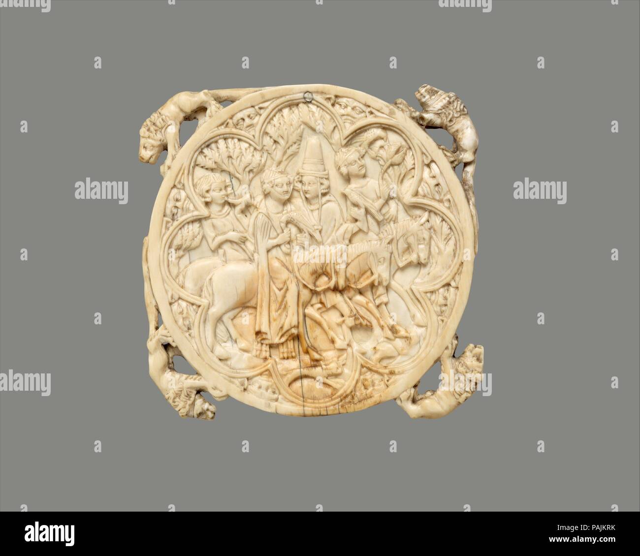 Cas de miroir. Culture : le français. Dimensions : hors tout : 4 3/8 x 4 1/8 x 7/16 in. (11.1 x 10.4 x 1.1 cm) diamètre : 4 in. (10,1 cm). Date : 1350-75. Cas de miroir, qui pourraient être considérés comme précurseurs de la compact moderne, étaient principalement destinés à l'aristocratie, et leur objet reflète les activités et les intérêts de leurs propriétaires. Ici, une dame et monsieur chasse avec les faucons, accompagné par des préposés. La littérature médiévale foire a établi un parallèle entre la fauconnerie et l'amour courtois, et l'imagerie ludique de cet ivoire peut être lue comme une chasse métaphorique pour l'amour. Musée : Metropoli Banque D'Images