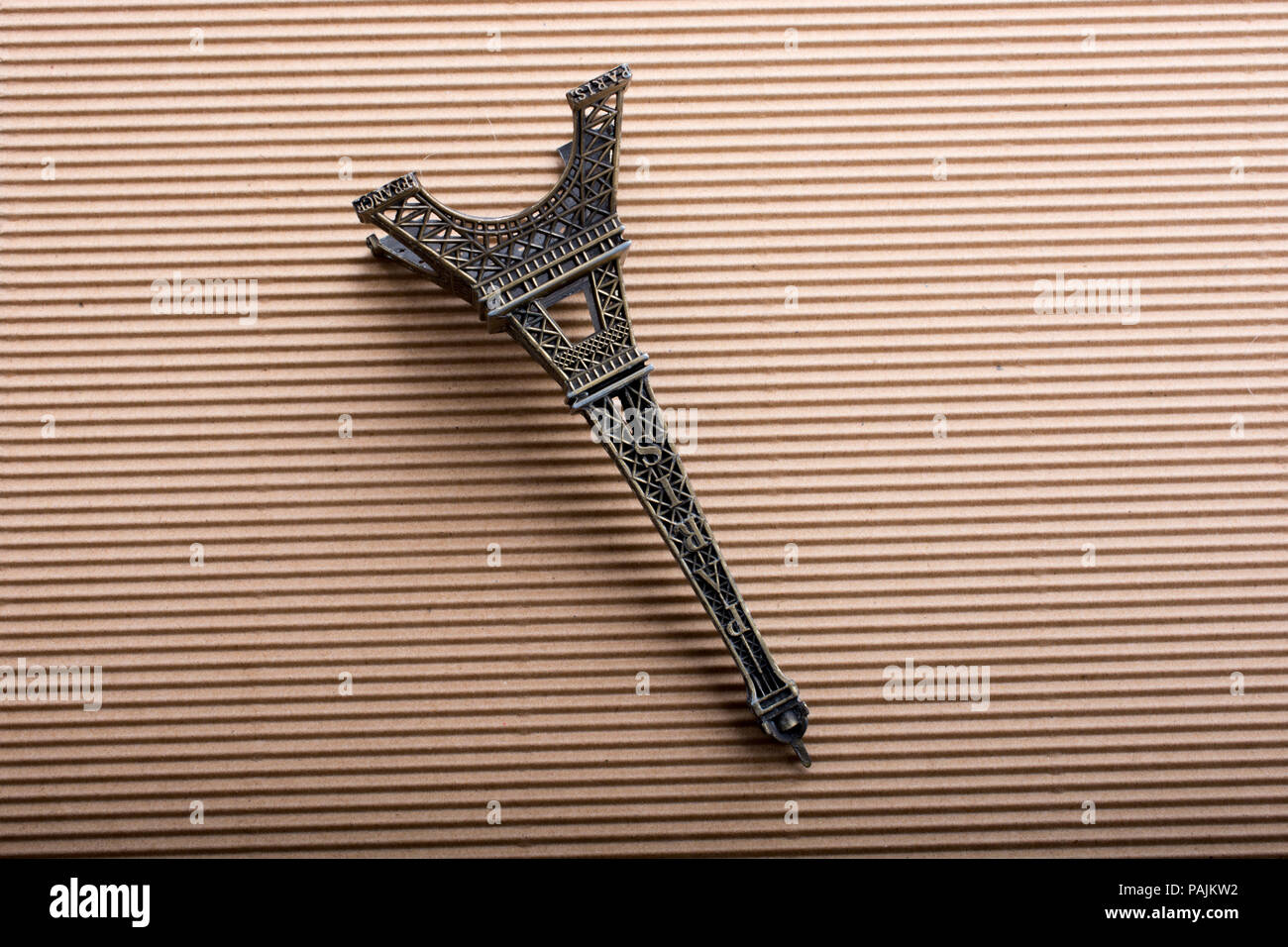 Modèle Tour Eiffel est placé sur carton Banque D'Images