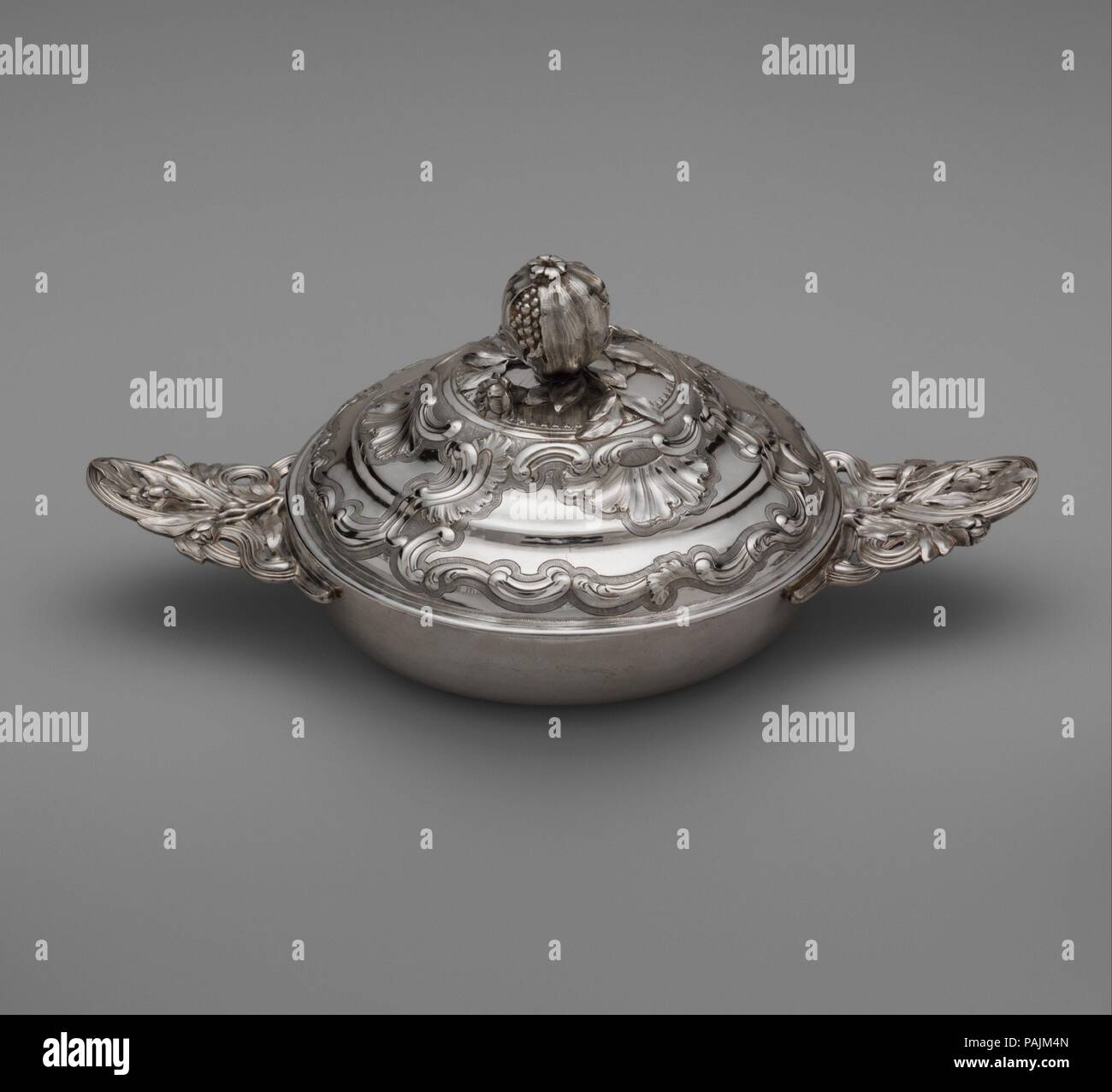 Écuelle (Bol) avec couvercle. Culture : l'anglais, Toulouse. Dimensions : hors tout : 4 3/4 × 7 × 11 5/8 in., 37.492oz. (12,1 × 17,8 × 29,5 cm, 1063g) ; WT : soupière uniquement : 562g ; Wt. couvrir uniquement : 501g. Bouilloire : Louis Landes (master ca. 1770, 1789 active). Date : 1774. Bols couverts comme cela était connu en France comme ecuelles, et étaient destinées à servir le bouillon chaud ou de la soupe. On a communément bouillon servi le matin dans la chambre au cours de la toilette, le lavage rituel élaboré et d'un dressing. Le couvercle du bol conservé le contenu chaud, et le bouillon peut être sirotée dans le bol en utilisant les deux poignées, Banque D'Images