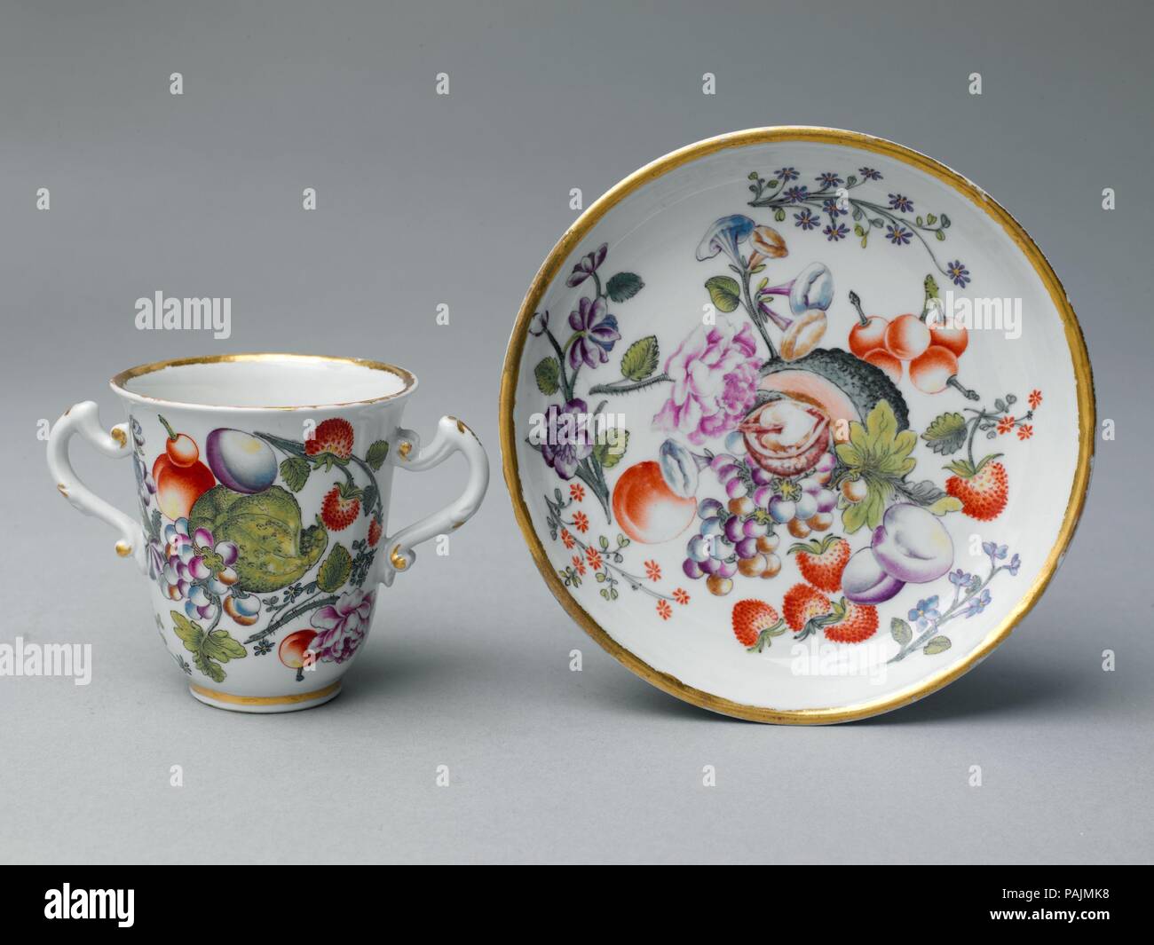 Bol de chocolat et soucoupe. Culture : Vienne, Autriche. Dimensions : Diamètre (CUP) : .295 2 7/8 in. (7,3 cm) de diamètre ; (296) .soucoupe : 5 1/4 in. (13,3 cm). Usine : Vienne. Directeur d'usine : Du Paquier période (1718-1744). Date : ca. 1735. Peinture de fleur naturaliste n'était en cours au Du Paquier en raison de l'utilisation judicieuse des techniques différentes pour distinguer les textures de fleurs, fruits, les gourdes, les reptiles et les petits mammifères. Les fruits comme les pêches et les raisins étaient souvent peints avec des points de couleur, dans le style miniaturiste qui était une spécialité de la manufacture ; la peau des melons un noueux Banque D'Images