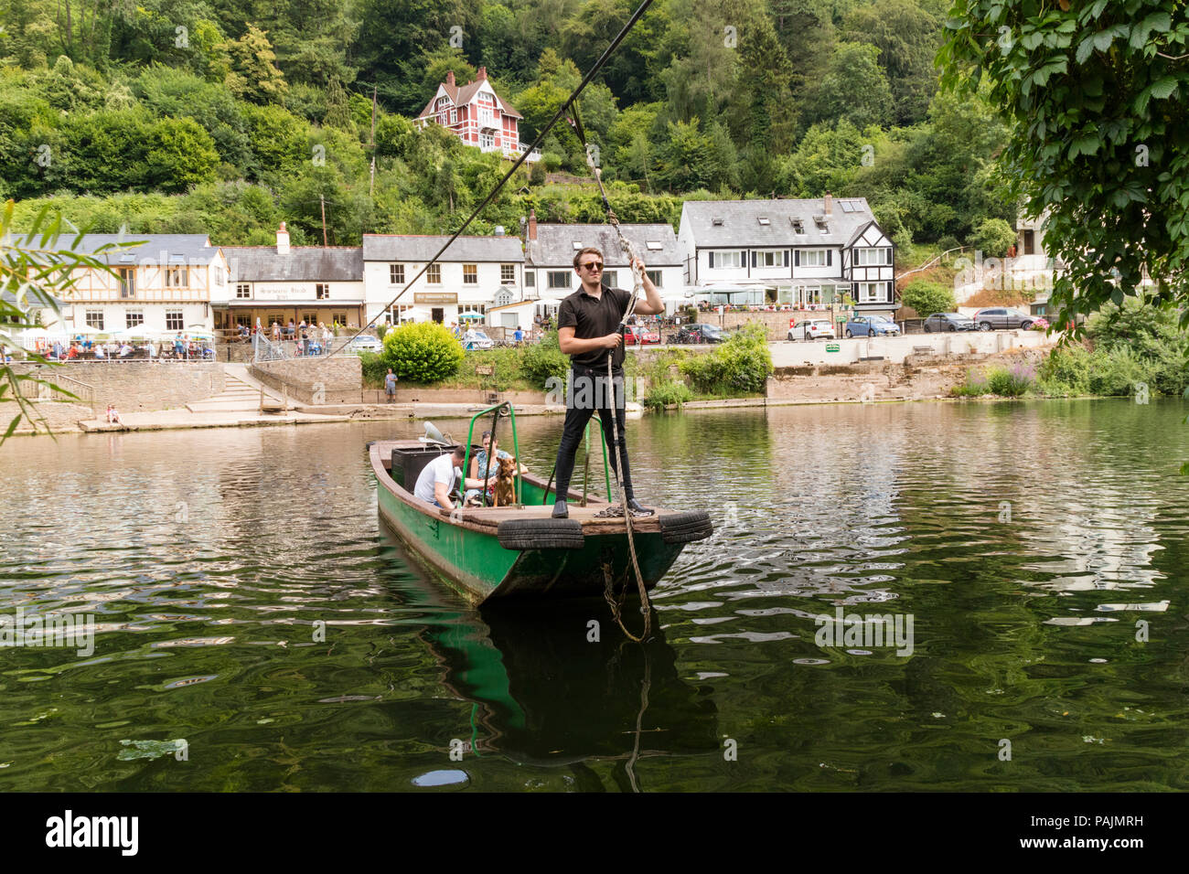 Passanger traversier sur la rivière Wye à Symonds Yat est, Herefordshire, Angleterre, RU Banque D'Images