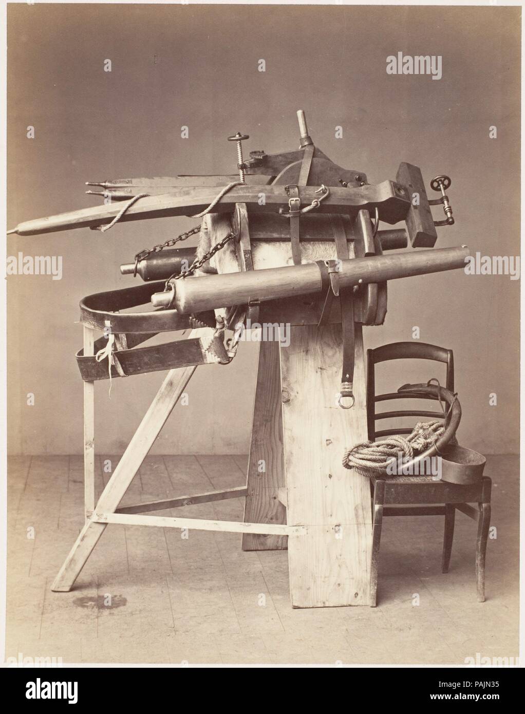 Canon monté à cheval. Artiste : Inconnu (Français). Dimensions : 18,9 x 14,8 cm (7 16/07 x 5 13/16 in. ). Date : 1860. Le Persan (zamburak de 'little') était un cheval de selle cannon utilisés dans la guerre de cavalerie en Europe centrale et du Sud-Est au cours des xviiie et xixe siècles. Pour plus de précision mais pas déployée à perturber formations ennemies, les canons étaient attachés à des pivots et tiré directement d'un chameau en arrière avec l'animal sur ses genoux. Ici un tréteau rudimentaire a remplacé le chameau, et la menace de l'arme a été désamorcée par l'inoffensif d'un studio de photographie. Banque D'Images
