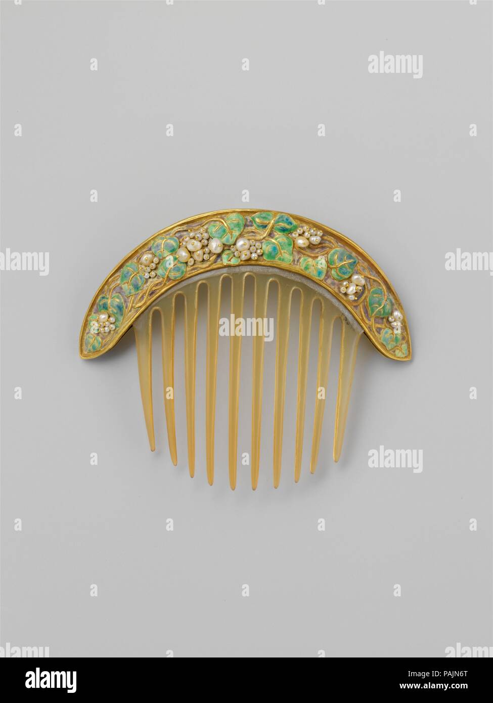 Comb. Culture : L'Américain. Dimensions : 4 3/4 in. W. (12,1 cm). Bouilloire : Florence Koehler (1861-1944). Date : ca. 1905. Incarnant les idéaux de l'esthétique et les mouvements d'art et d'Artisanat, Florence Koehler a travaillé dans une variété de médias, y compris les intérieurs domestiques, Chine, décoration, bijoux et peinture. Dans les bijoux, comme en poterie et peinture, Koehler a montré une 4400 sens du passé et un moderniste's eye pour le contemporain. Perles, pierres précieuses, favorisant l'or vulgaire, et coupé l'émail, elle a tiré l'inspiration de conception de la Renaissance durant son séjour prolongé en Angleterre, en France, un Banque D'Images