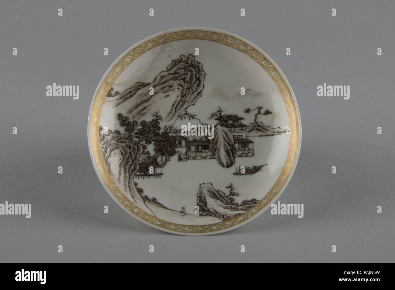 Le plat. Culture : la Chine. Dimensions : diam. 4 1/2 in. (11,4 cm). Date : du 19e siècle. Musée : Metropolitan Museum of Art, New York, USA. Banque D'Images