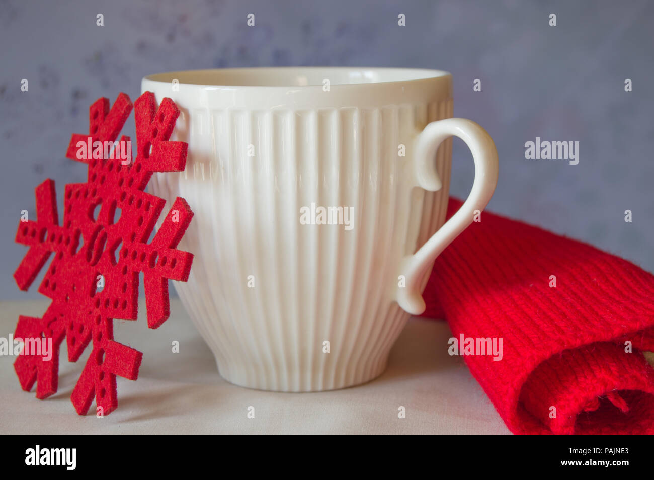 Mug blanc et rouge avec un flocon écharpe en tricot. Le concept de Noël  Photo Stock - Alamy