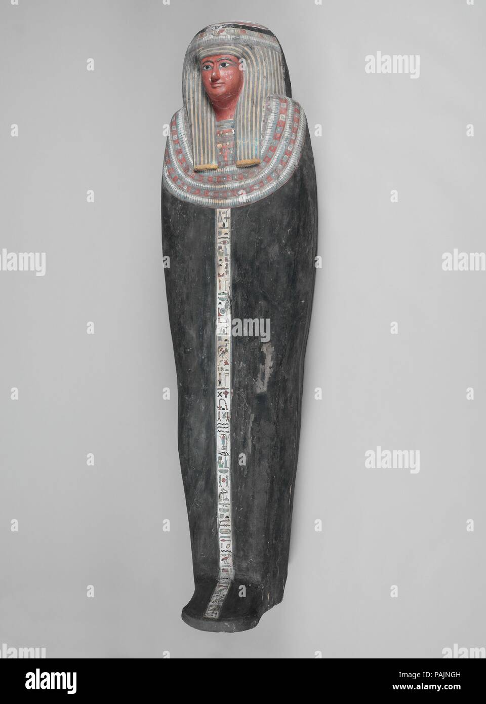 Cercueil en bois peint d'Nesiamun. Dimensions : L. 196,5 cm (77 3/8 in.) ; W. 54 cm (21 1/4 in.) ; H. 43 cm (16 15/16 in.). Dynastie DYNASTIE : 25-26. Date : ca. 712-525 av. J.-C.. Découvert par le Metropolitan Museum au cours de ses fouilles à Thèbes, 1922-1923 ce cercueil contient les restes d'un homme nommé Nesiamun. Un chat (tomographie assistée par ordinateur) a révélé que Nesiamun plusieurs blessures graves subies avant le décès, y compris une fracture à l'épaule gauche et les fractures du bassin et du crâne. Ce traumatisme peut avoir été le résultat d'un accident impliquant un cheval et char, et peut-être même s'est produite Banque D'Images