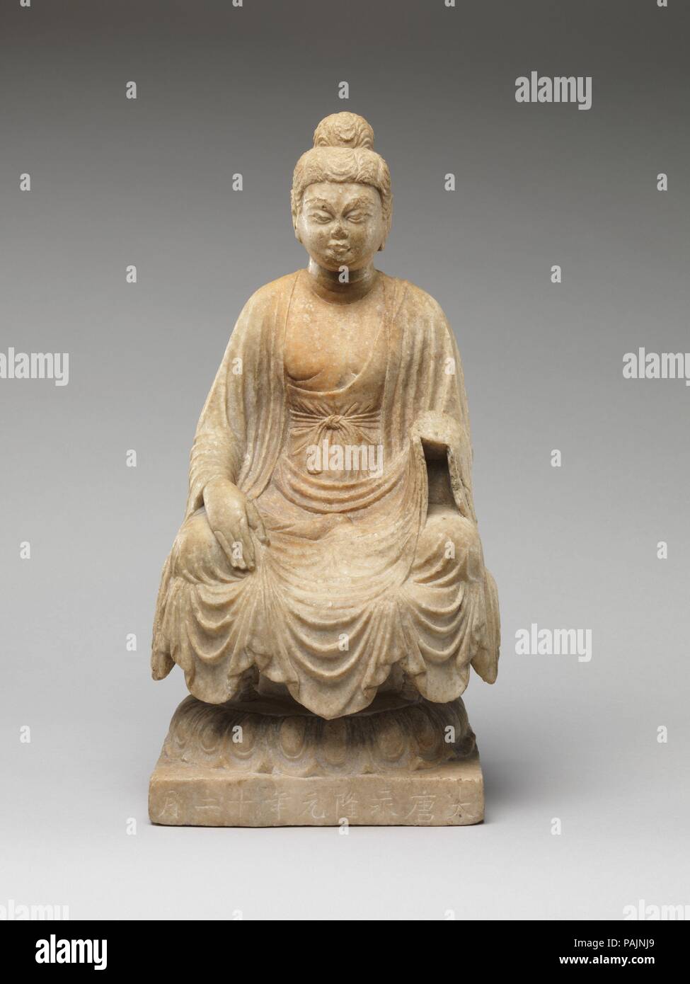 Bouddha. Culture : la Chine. Dimensions : H. 21 3/4 in. (55,2 cm) ; W. 7 1/2 in. (19,1 cm) ; D. 6 5/8 in. (16,8 cm). Date : du 680. Musée : Metropolitan Museum of Art, New York, USA. Banque D'Images