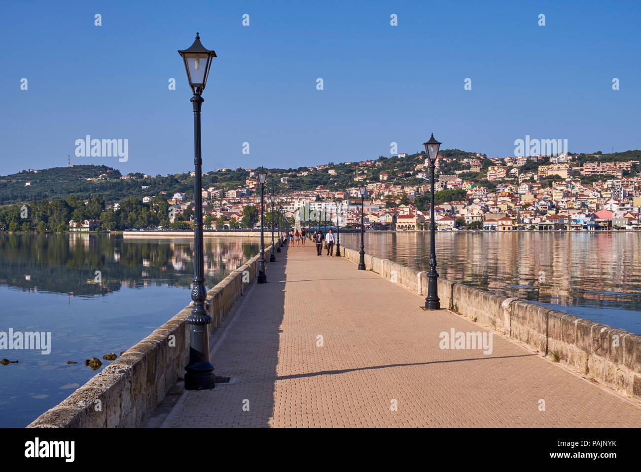 De Bosset Causeway (Pont Drapano) dans la baie d'Argostoli. Céphalonie, îles Ioniennes, Grèce. Banque D'Images