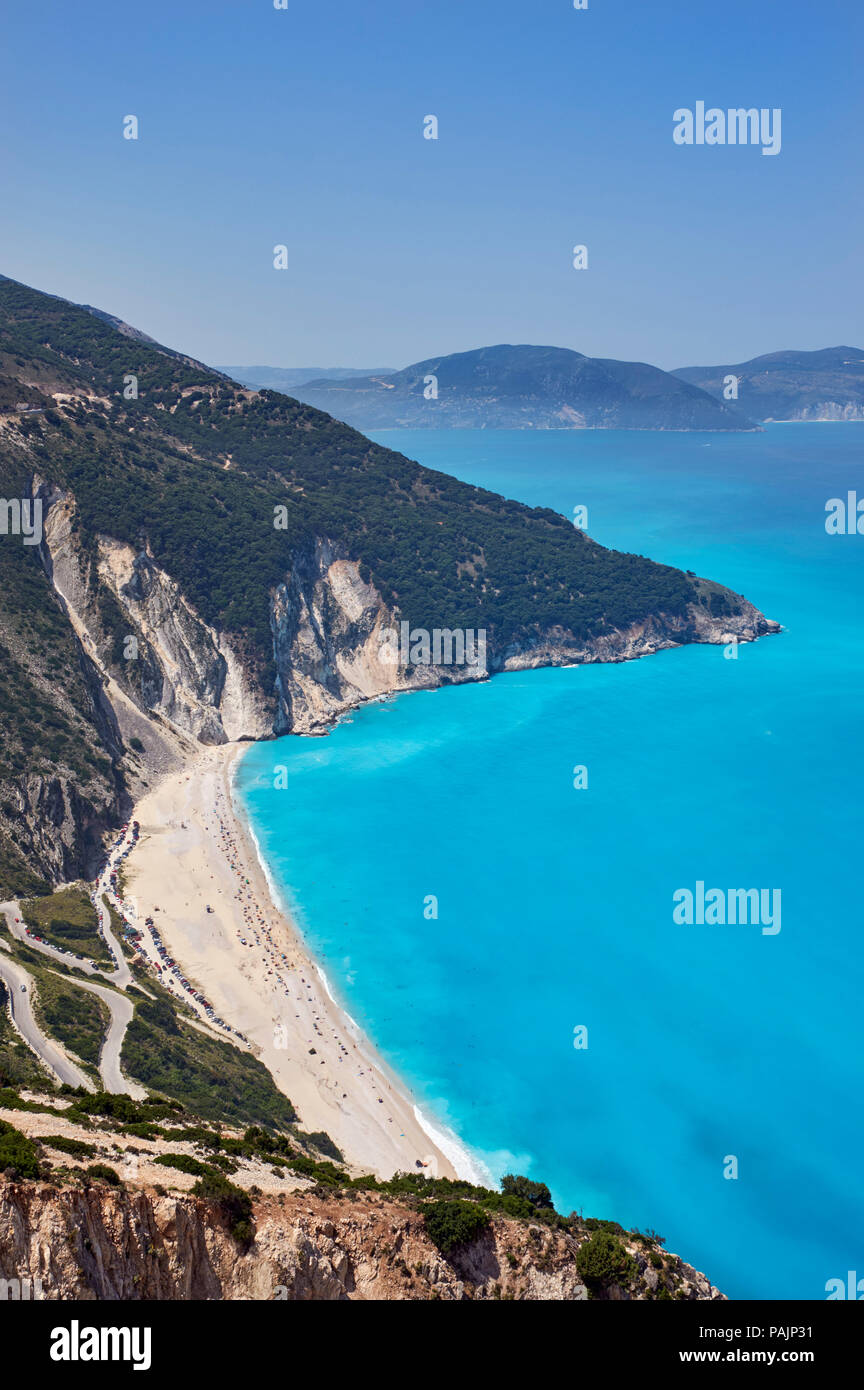 Plage de Myrtos avec la péninsule de Paliki sur le golfe de Myrtos. Céphalonie, îles Ioniennes, Grèce. Banque D'Images