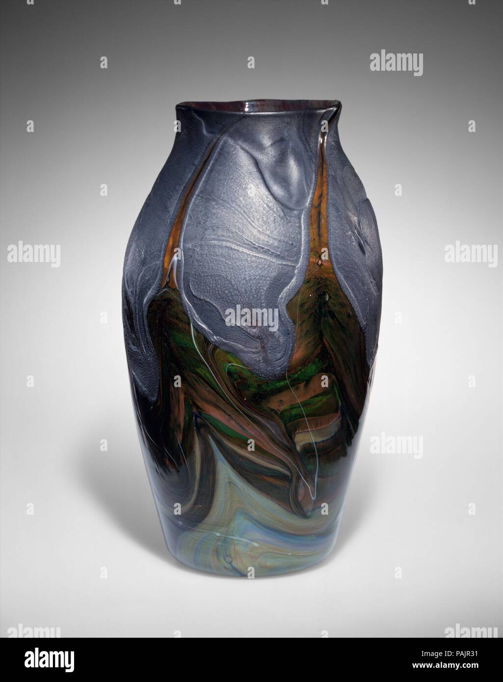 Vase. Culture : L'Américain. Designer : Conçu par Louis Comfort Tiffany (1848-1933, New York New York). Dimensions : 8 5/8 x 5 in. (21,9 cm). Bouilloire : le verre selon Tiffany et Decorating Company (Américain, 1892-1902). Date : 1893-96. Cet objet fait partie d'un groupe de plus de quarante au Musée en 1896 par Louisine et Henry Osborne Havemeyer (96.17.9-.56). Le don a été le premier verre américain d'entrer dans la collection du Musée. Très probablement invité par Louis Comfort Tiffany, le Havemeyers ont présenté leur collection de verre Favrile Tiffany au musée seulement trois ans après Tiffany a commencé Banque D'Images