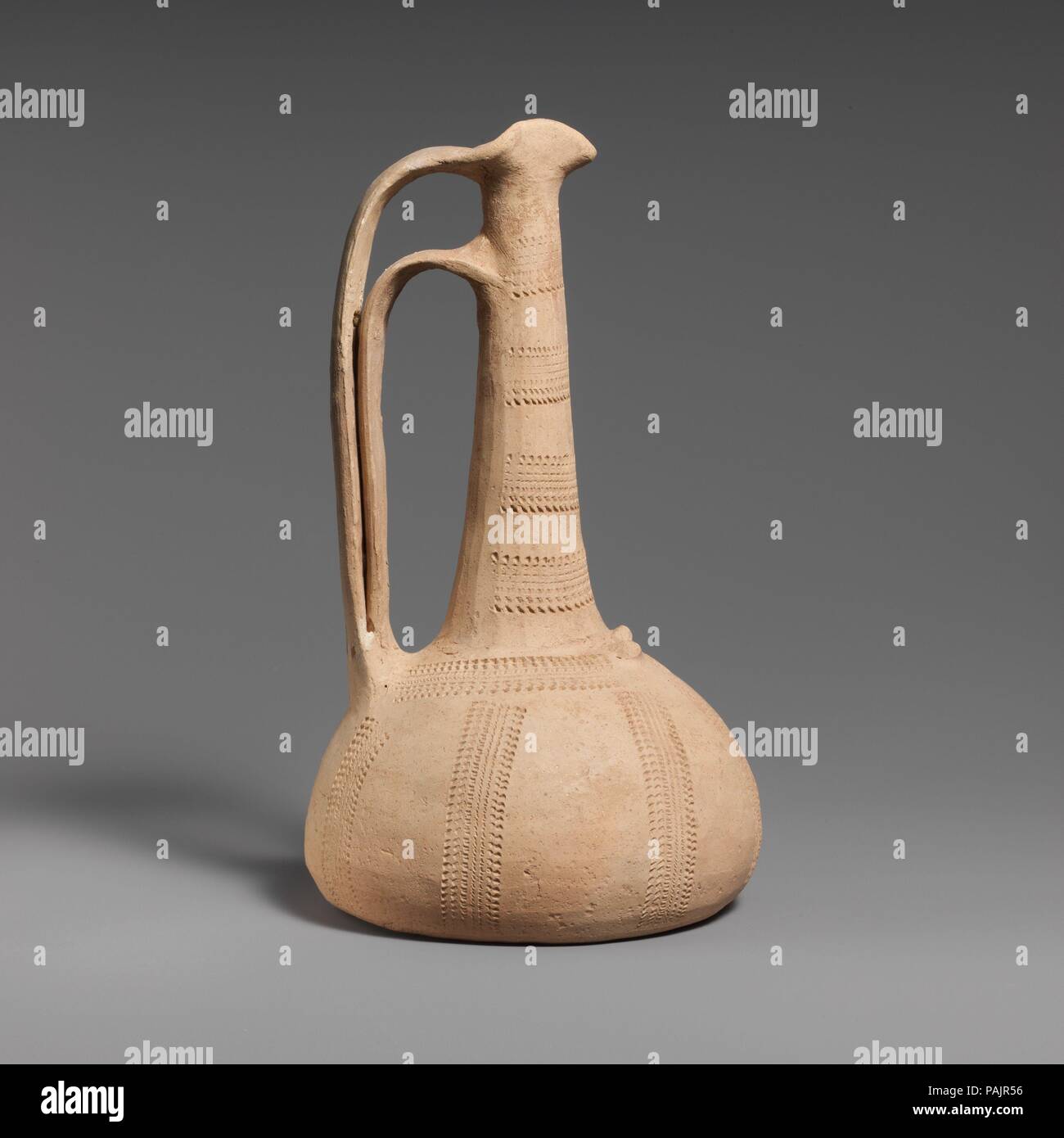 Conique en terre cuite-lekythos (oinochoe et fiole d'huile combiné). Culture : le grec, le grenier. Dimensions : H. 8 9/16 in. (21,7 cm). Date : fin 8e - début 7e siècle avant J.-C.. Cette pièce et 36.11.9 auraient été trouvés ensemble. Ils appartiennent à une grande classe de vases non vitrés qui ont été faites au cours de la fin du viiie et viie siècles av. J.-C. au début ils ont été trouvés dans de nombreuses parties du monde grec, en particulier dans l'Argolid. Certains sont non décorée ; d'autres, comme ces motifs, ont exécuté avec ce qu'on appelle une roue roues. Les exemples du Musée sont inhabituelles à double poignées. Musée : Banque D'Images